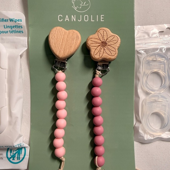 Munchkin Pacifier Wipes, Pacifier clips,& pacifier silicone adapter rings. - Picture 4 of 6